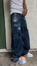 Load image into Gallery viewer, Faded cargo jeans 36-32
