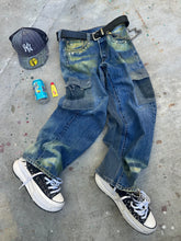 Load image into Gallery viewer, Faded cargo jeans 31-30
