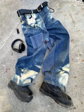 Load image into Gallery viewer, Faded cargo jeans 36-32
