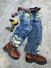 Load image into Gallery viewer, Faded cargo Jeans 32-30
