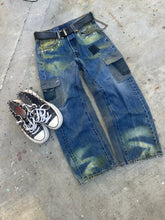 Load image into Gallery viewer, Faded cargo jeans 31-30
