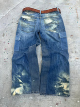 Load image into Gallery viewer, Faded cargo Jeans 32-30

